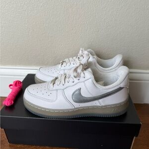 Nike Women/Men Air Force 1 White Sneakers with Silver Swoosh 7 NIB